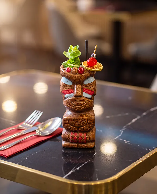 Cóctel en mug tiki
