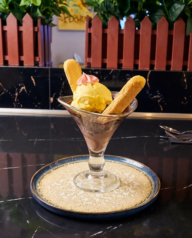 Copa de helado con bizcochos