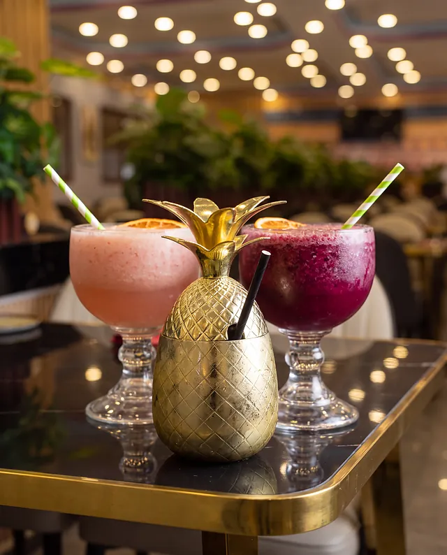 Copa piña dorada entre dos tragos de la barra