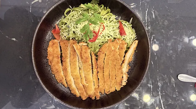 Fetuccini al pesto con milanesa visto desde arriba