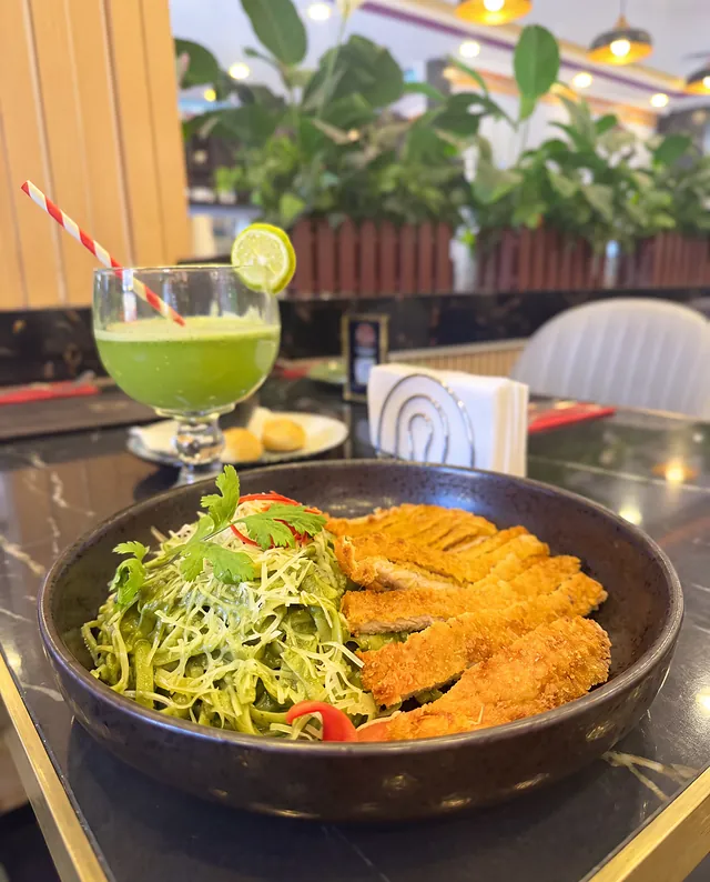 Fetuccini al pesto con milanesa
