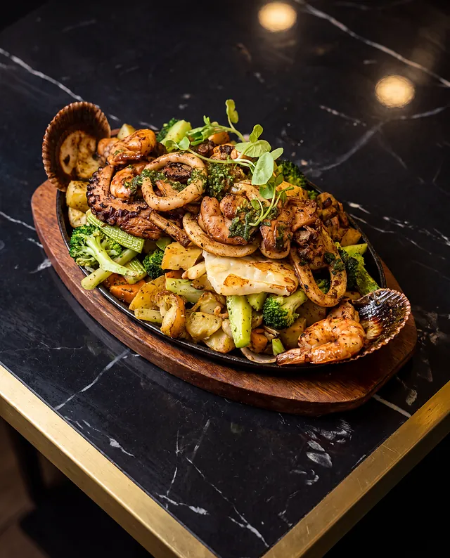 Parrilla de mariscos vista desde arriba